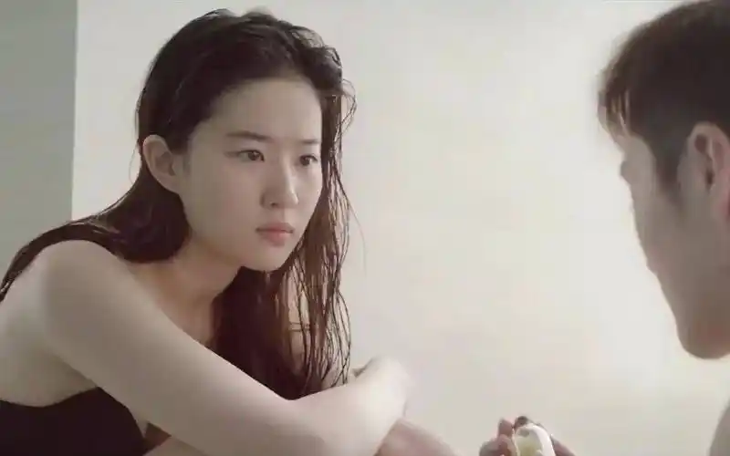 当神仙姐姐刘亦菲脱去衣服换上泳装,又纯又欲又诱人_身材_电视剧_是一