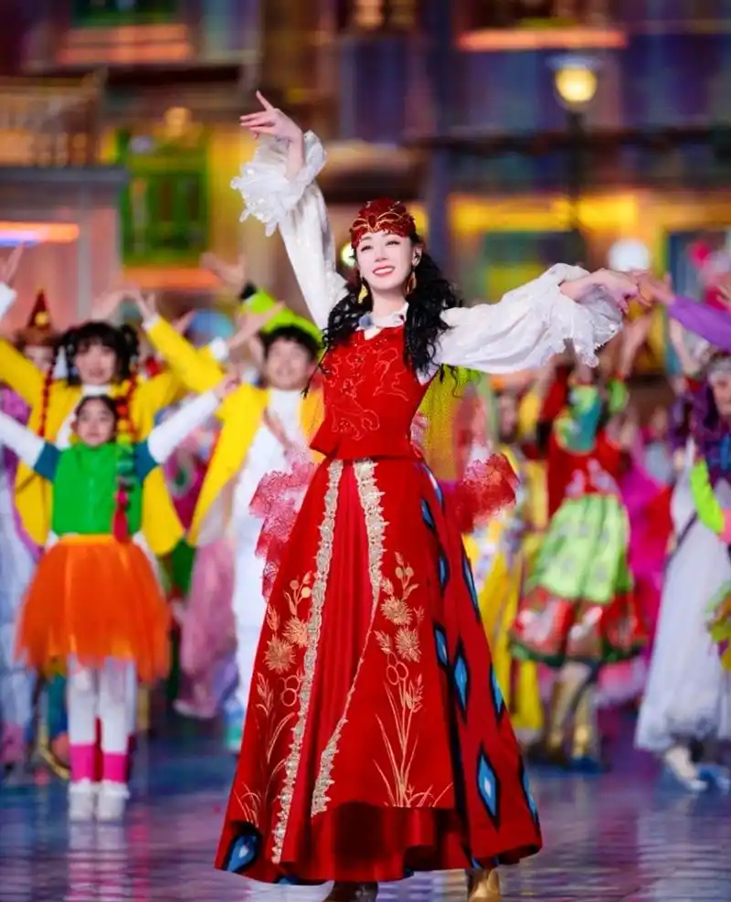 迪丽热巴春节联欢晚会造型生图,真的是美翻了,不愧是美丽的迪丽热巴.