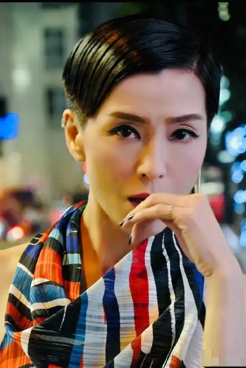 如今伍咏薇与自己的丈夫练海棠已结婚二十余年,然而两人各自的花边