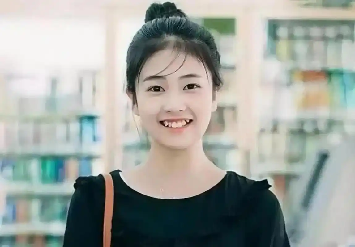 白鹿刚出道时的样子,卡姿兰大眼睛透着无辜可爱,小虎牙很俏皮.