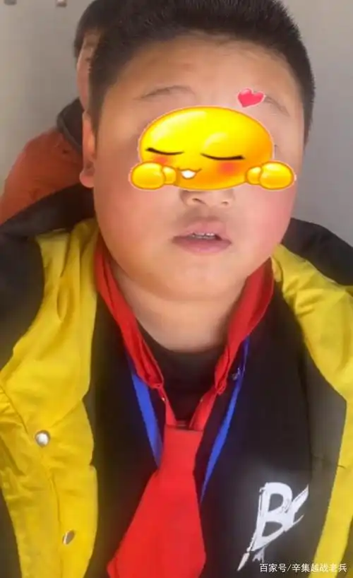 网曝:东北某校三个小学生躲进厕所吃方便面,被发现时一脸囧态!