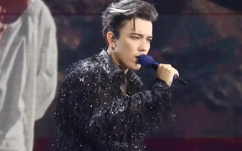 脸拍同一片天空的故事吟唱高清饭拍香港演唱会231223thestoryofonesky