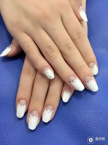 尖形新娘光疗白美甲图片