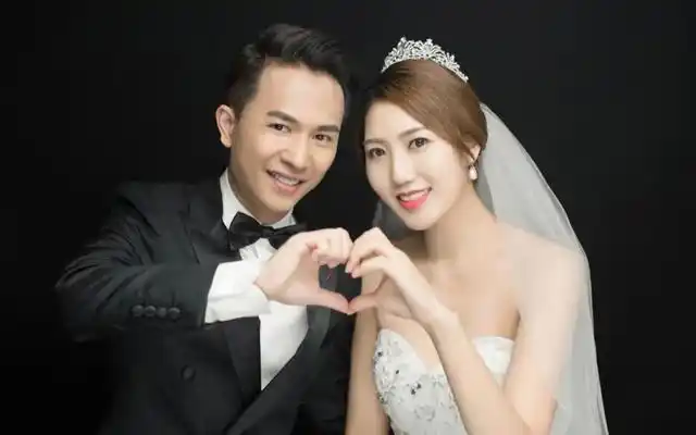 37岁歌手欢子现身简陋商演紧皱眉头再唱成名曲台下仅一人互动