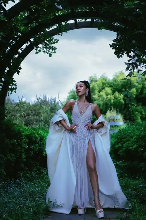 吉克隽逸白色网格镂空吊带裙