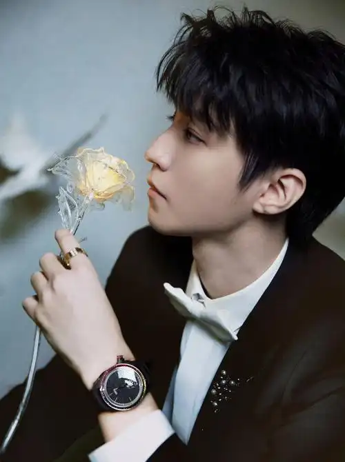 哦莫哦莫,王俊凯蓝色深v内搭,真的帅到我了!