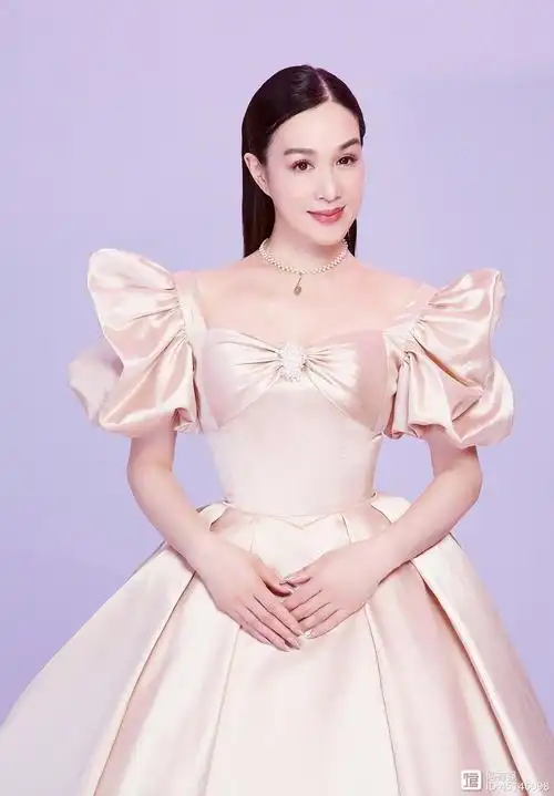 钟丽缇这时尚一般人不敢尝试,亮片连衣裙闪耀璀璨,高贵洋气