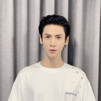 罗云熙超a大背头