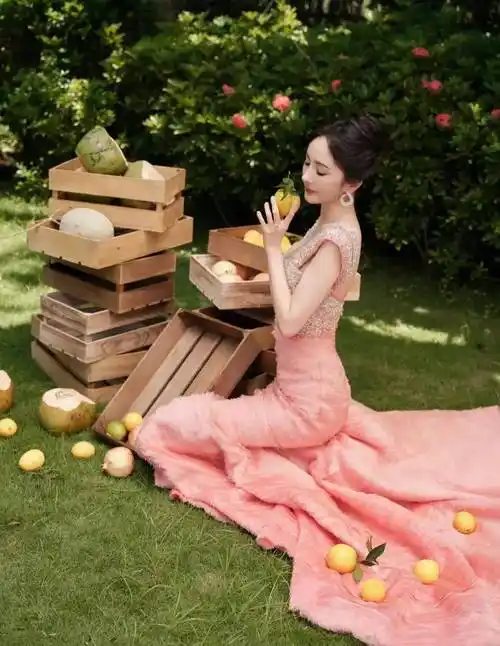 杨幂活动现场大秀"人间水蜜桃"身材,粉色礼服美发光,粉丝大赞