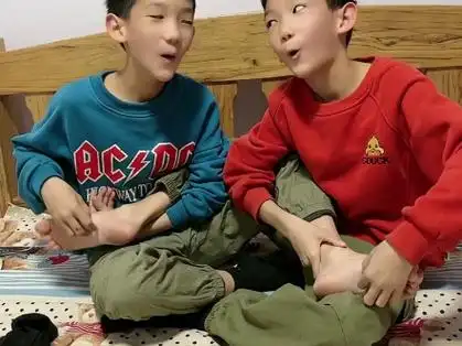哥哥弟弟比赛挠脚心看谁先笑