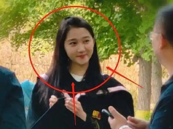 大学时期的生活很美好,关晓彤在校时间不长,却也有着一些青春的情怀.