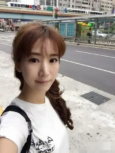 阔太李念清早晒自拍 容貌变化大好像换了一张脸