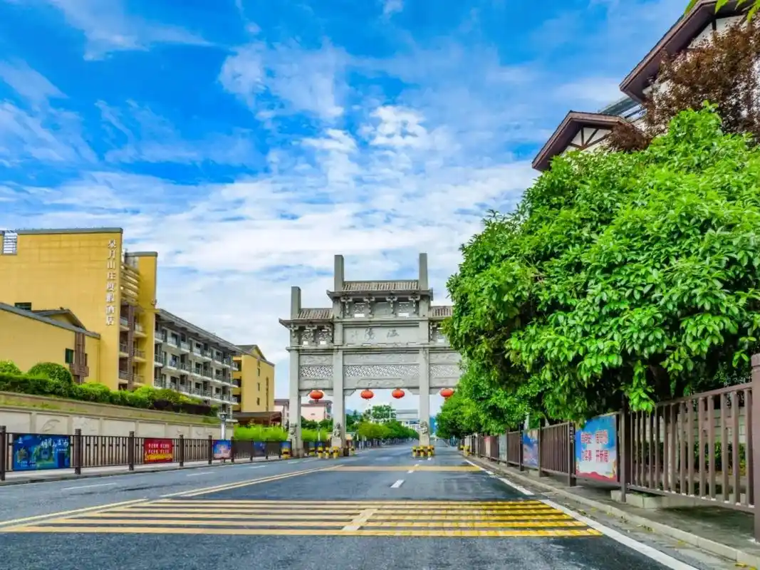 来温汤小镇享受悠闲假期,过一段神仙日子.