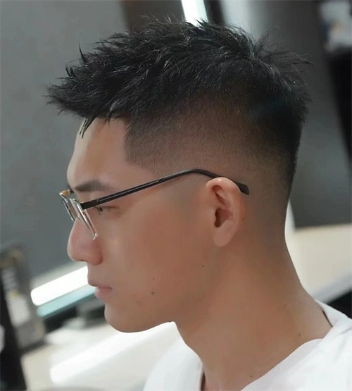 男生都在剪的前刺发型 今年男生短发趋势公开_男士短发 - 美发站