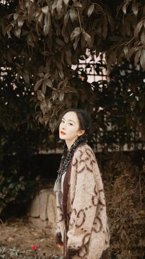 杨幂军绿色套装亮相综艺节目麻花辫搭配金丝眼镜尽显利落帅气