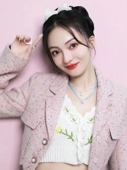 坚强女神张韶涵 高清手机壁纸  她的歌声充满力量和希望,在我跑步时