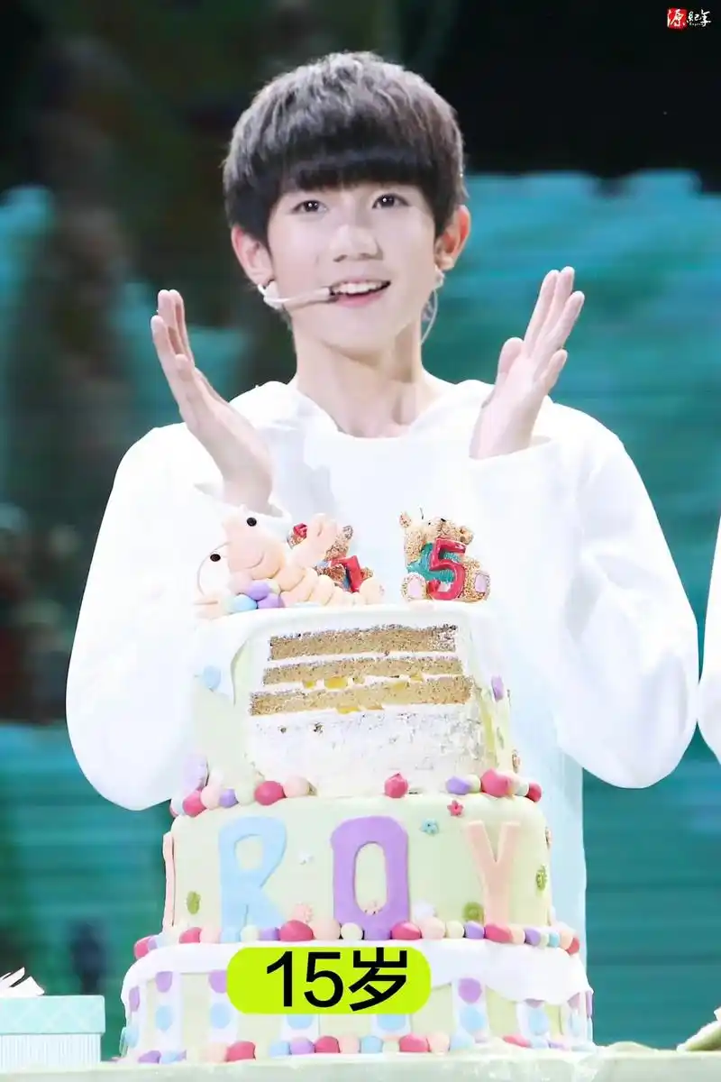 王源 #王源且放青山远 当年那个在地下通道唱旋转木马的小孩 - 抖音