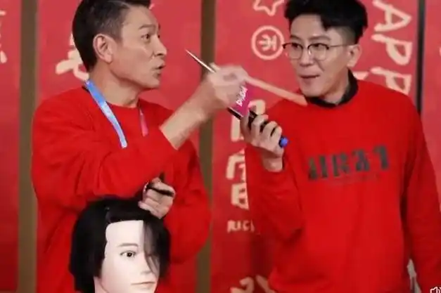 刘德华旧时光当年理发师身影红毯先生再现技艺