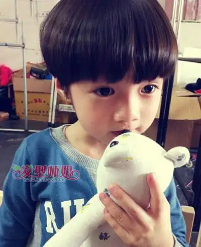 4岁小男孩的可爱发型 男宝宝可爱发型图片