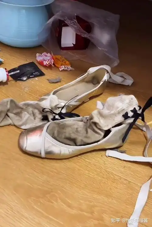 高强度练舞流的汗脏脏的鞋子袜子用什么液体洗好