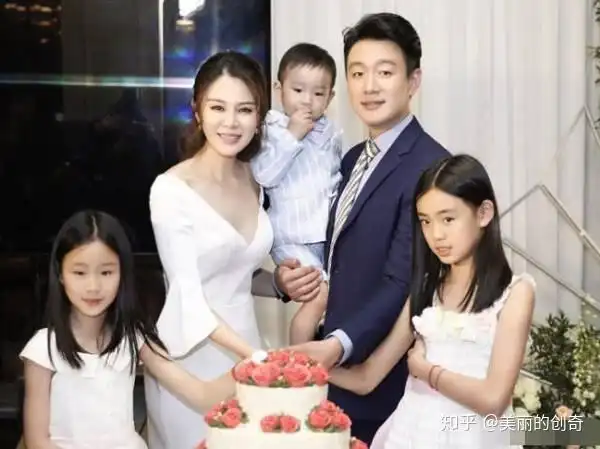 黄渤与太太罕见合体露面黄太太不是明星却满满少女味