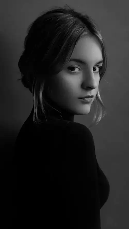 欧美气质美女黑白质感写真手机壁纸