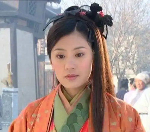 贾静雯的赵敏活泼豪爽,而高圆圆则扮演美艳并黑化的周芷若,两人在剧中