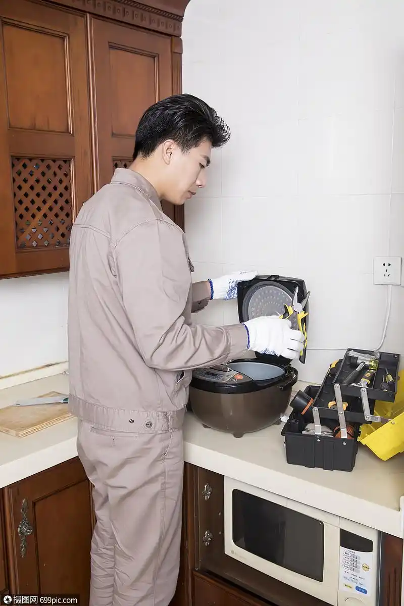 工人上门维修电饭煲
