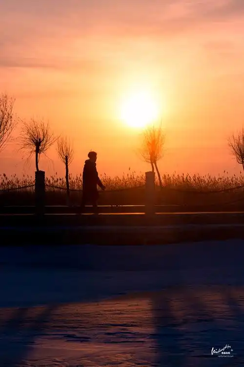 行走在夕阳下的小伙子