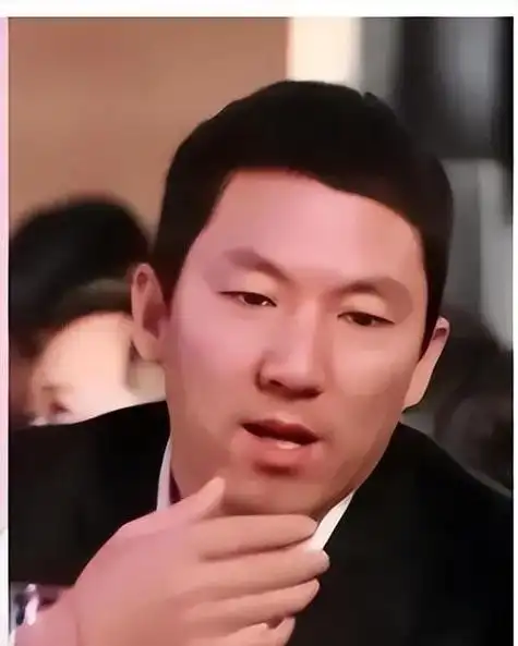 徐佳宁得知李小冉男友遇袭后,立刻前去探望.