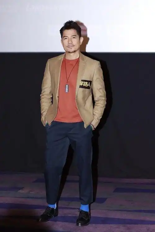 54岁郭富城真敢穿,西装打造个性风格,这组搭配很有"心机"_手机搜狐网