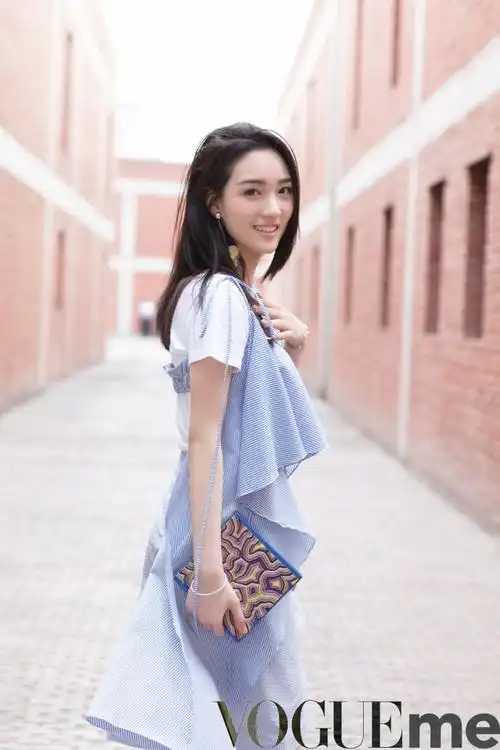 爱豆的街头t台# wuli郡主@赵嘉敏儿 身穿条纹荷叶边吊带裙搭配小白t