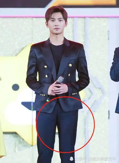 杨洋出席活动,摄影师给"裆部"特写,图片放大,网友们不淡定!
