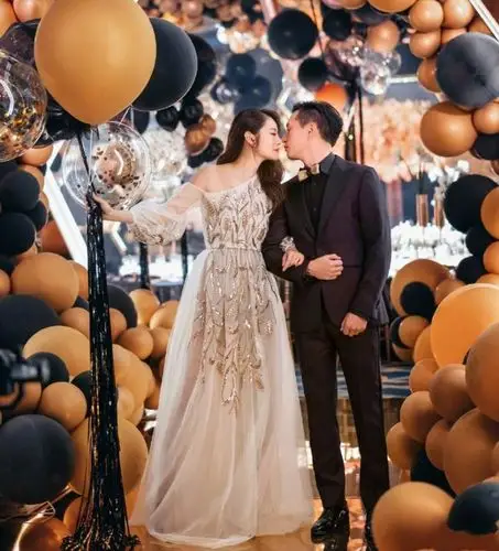 阔太安以轩穿连帽卫衣配打底裤,五五分搭配拎20万手包,真贵气