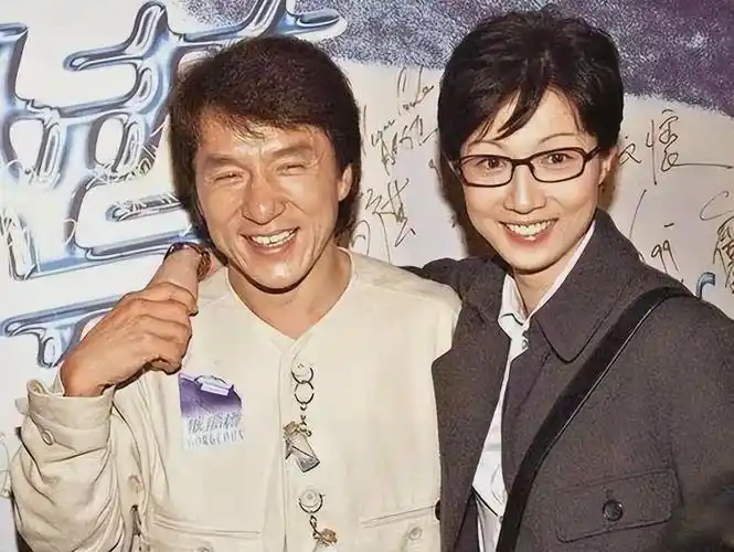 白发,眼神无光,成龙现状令人唏嘘,但还有更糟糕的事情正在发生