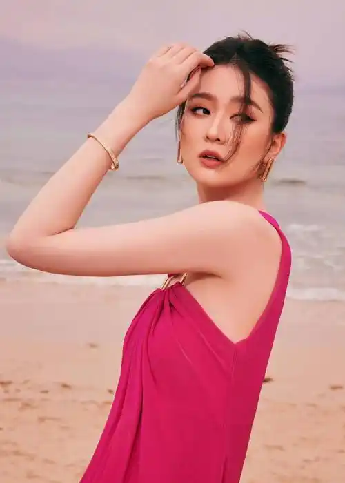 乔欣海边红裙写真 美艳大气 身姿婀娜曼妙 魅惑撩人