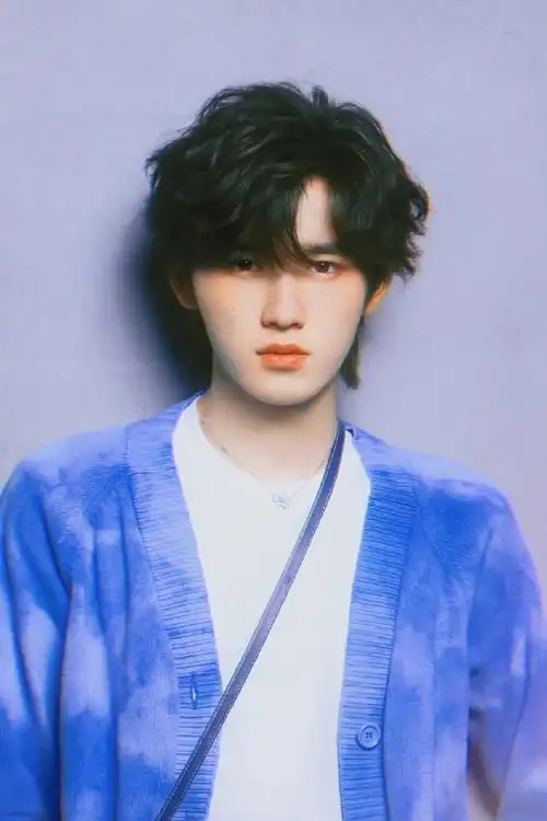 宋亚轩蓝色开衫造型随拍