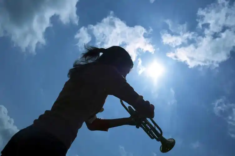 白天,仰视,亚洲,仅一个年轻女性,仅一个女性,仅一个人,服装,云,云朵