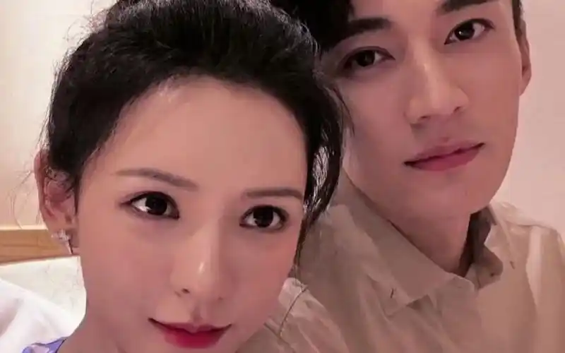 刘学义张予曦 一起吃火锅,刘学义还给张予曦剥虾,大家磕的cp成真了?