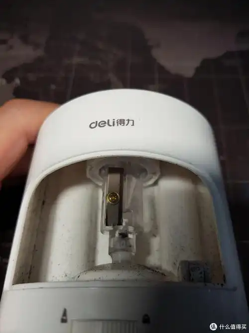 打开透明仓可以看到刀片,感觉就是一个会自动旋转的普通手工卷笔刀