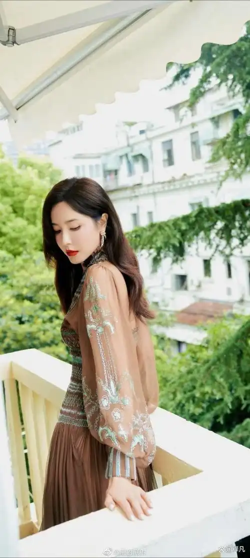 上海电影节闭幕时,著名女星曾黎的造型最为惊艳.