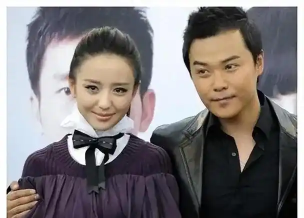 佟丽娅新恋情曝光!在厨房做饭时下身没穿裤子,男方身份引人注目