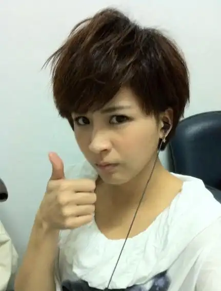 可爱曾沛慈图片_帅气干练女星曾沛慈