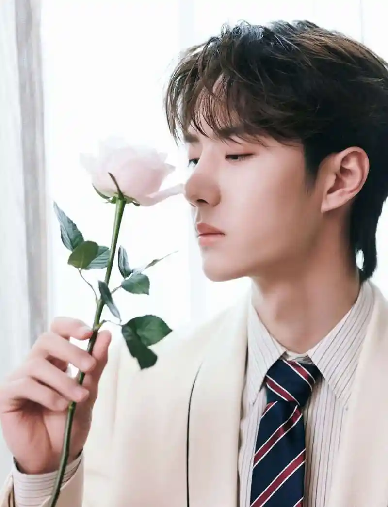 王一博手捧鲜花搭白色西装英伦贵族范十足网友他适合穿西装