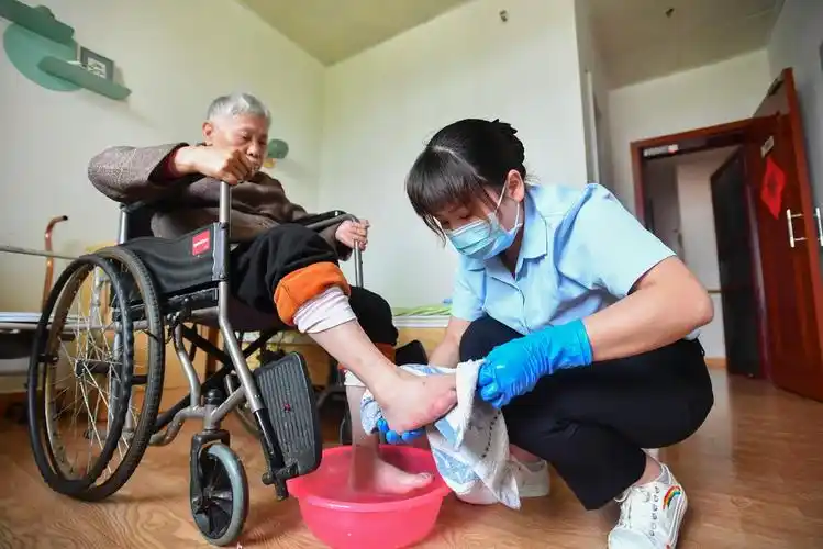 "90"后养老护理员:用青春守护"夕阳"【10】--图片频道--人民网