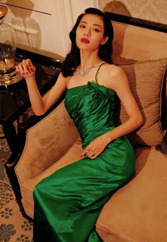 钟楚曦绿色吊带裙,简单大气且风情万种!
