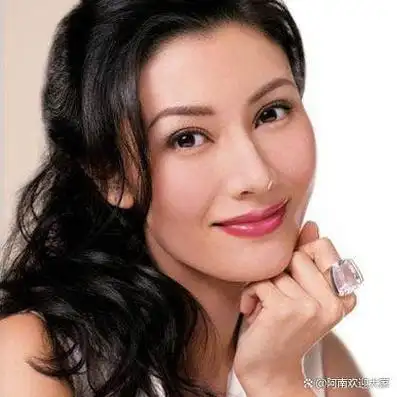 李嘉欣为妈妈庆生,穿印花半身裙出席,最美港姐名不虚传