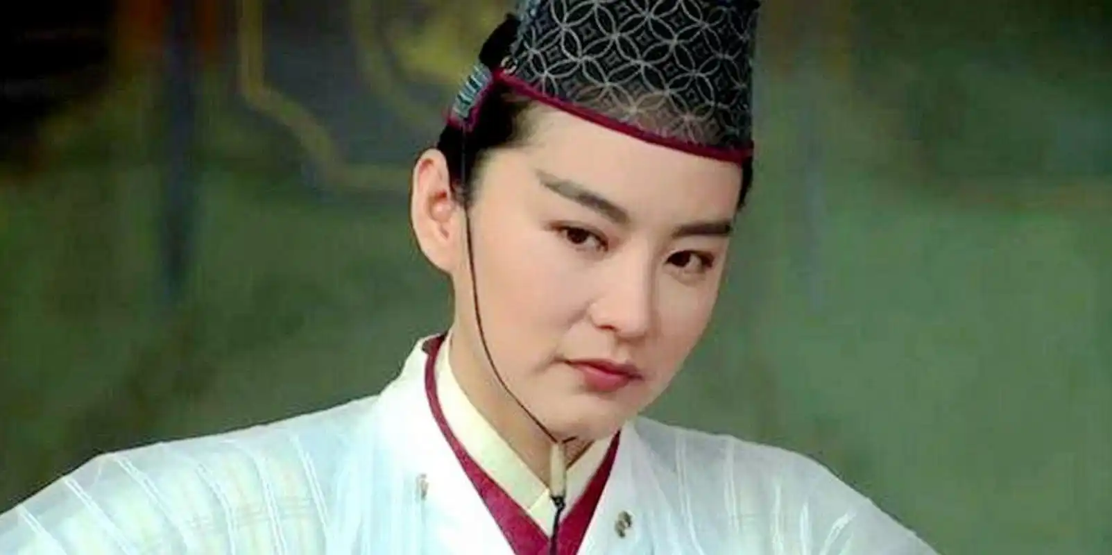 林青霞现在快70岁了,短发依旧英姿飒爽,身材依旧非常完美.