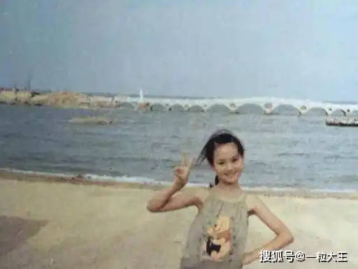 郑爽晒另类童年照,小脸圆嘟嘟好富态,鼓励女孩活成自己不再迷茫