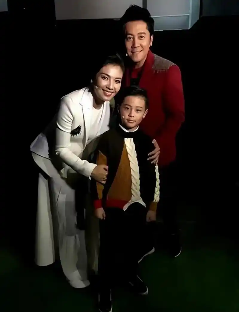 蔡国庆一家三口罕见同框,现在到了中年家庭美满幸福,老婆气质优雅大气